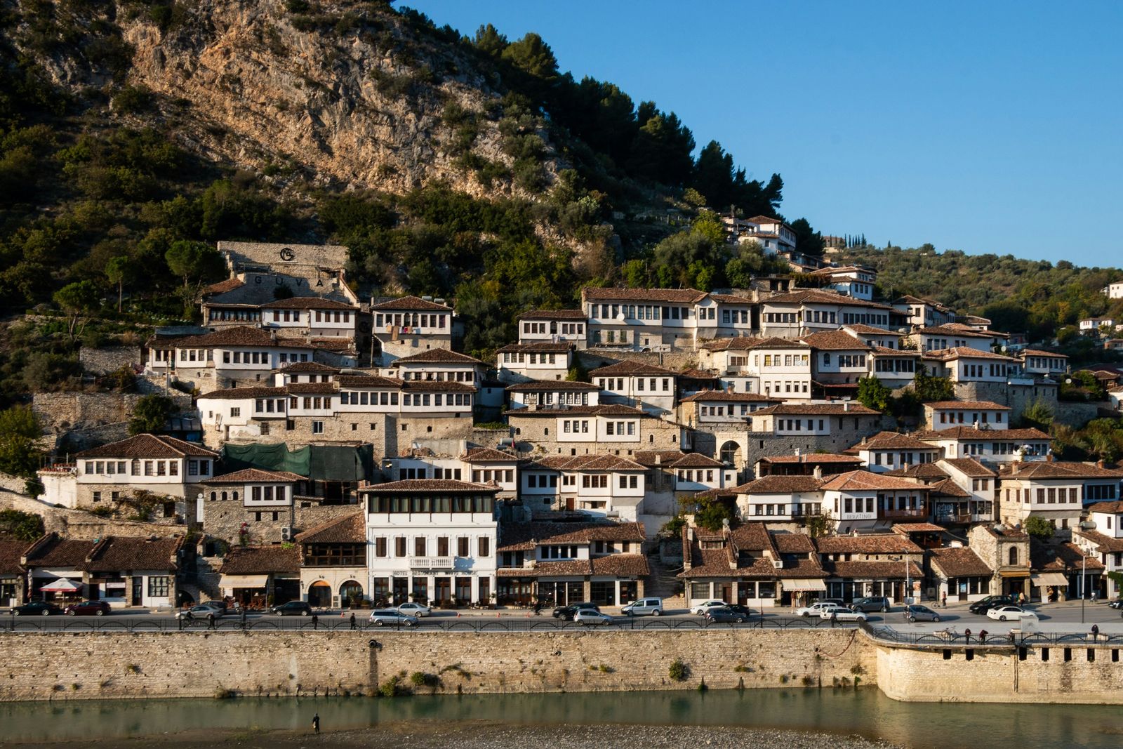 Le case bianche di Berat, in Albania, sulla collina sopra il fiume Osum