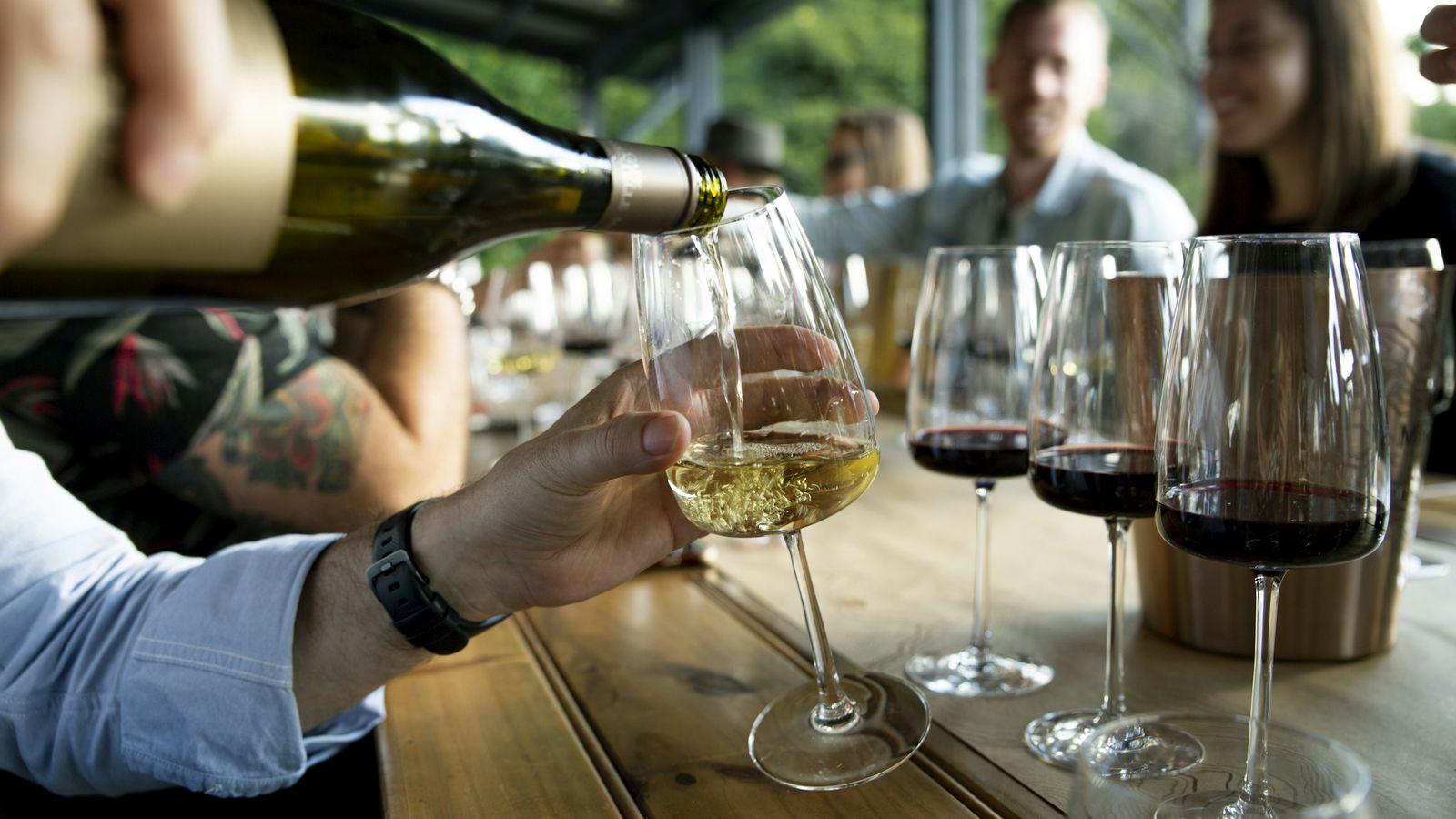Degustazione guidata: vino versato nel calice