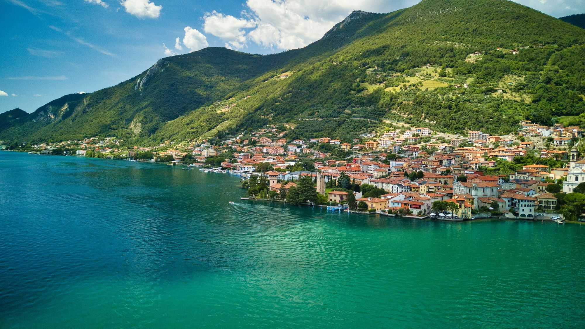 Il Lago d'Iseo e Monte Isola, ai piedi della Franciacorta