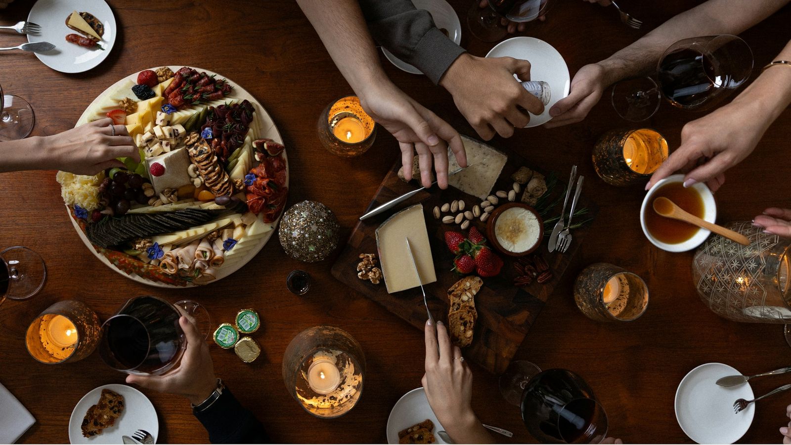 Tavola imbandita con formaggi, salumi, pane e vino