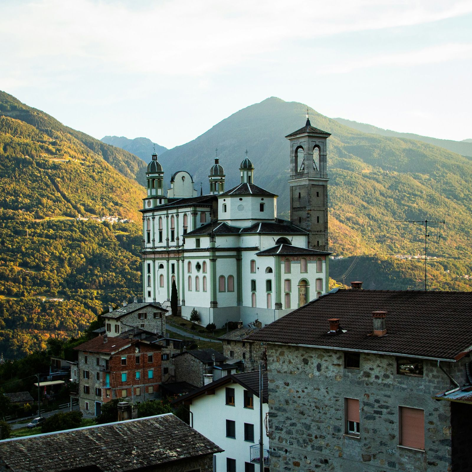 Valtellina: il santuario di Tirano tra le montagne